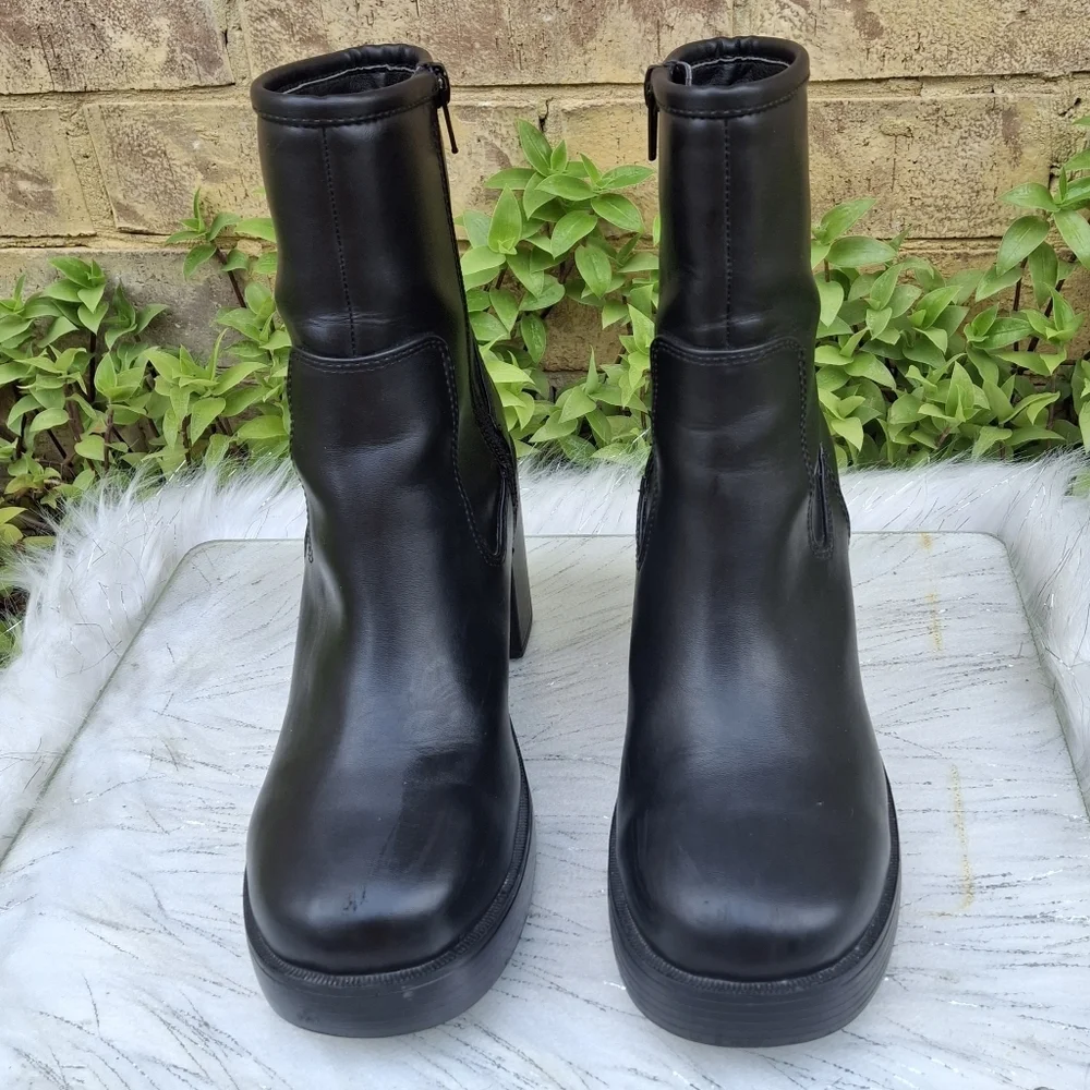 Urban Outfitters Mid-Calf Side Zipper Block Heel Black Boots   Women Size 7 - Picture 3 of 16